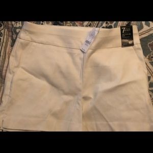 New York and Company Pull On Shorts Size Medium